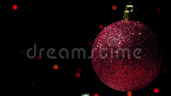 背景上的波基花环上的圣诞装饰红球视频的预览图