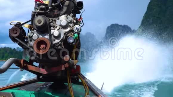 泰国长尾船上发动机的特写和螺旋桨上的喷雾视频的预览图