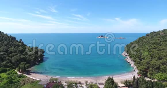 一幅美丽的海滨亚得里亚海风景航拍图视频的预览图