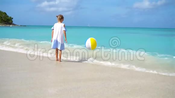 可爱的小女孩在海滩上打球孩子们在户外夏季运动视频的预览图