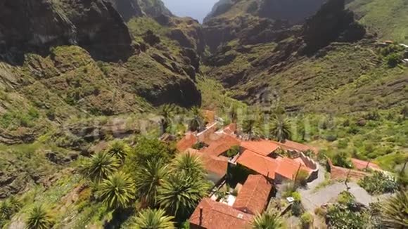 从上面可以看到西班牙卡纳里亚斯的特内里费马斯卡峡谷的山村视频的预览图