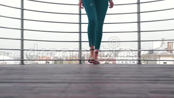 穿着时髦鞋子的女人的腿要去阳台视频的预览图