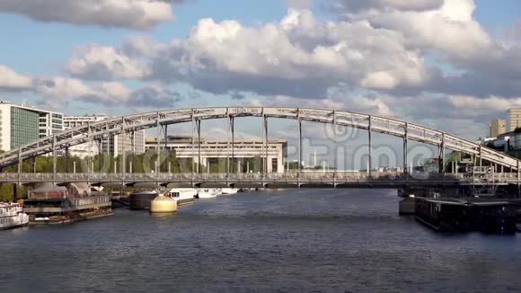 奥地利高架桥的地铁交通巴黎视频的预览图