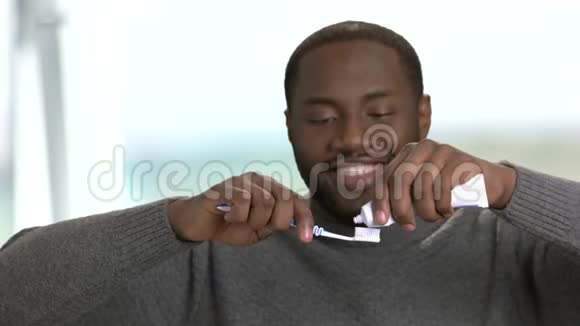 非洲裔美国人在牙刷上涂牙膏视频的预览图
