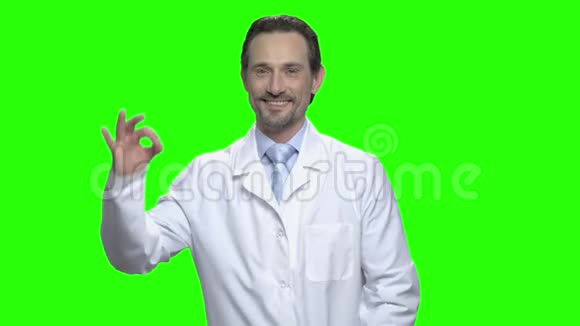 中年男性白种人医生有OK标志视频的预览图