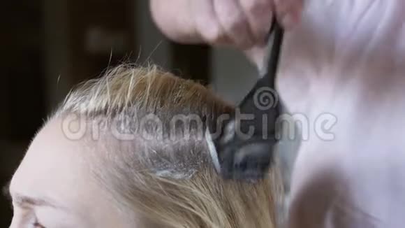 美容师在美容工作室做染发专业染发和护发美容业务视频的预览图