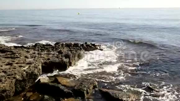 波浪对抗岩石视频的预览图