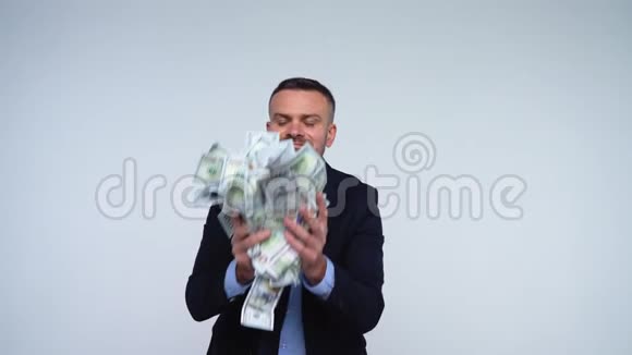 人在闻扔和享受下跌的美元钞票慢动作视频的预览图