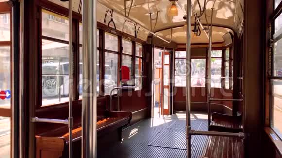 一辆典型的米兰有轨电车的内部木质内饰4K质量视频的预览图
