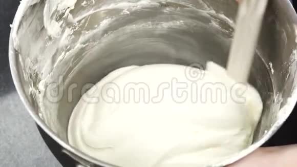 为甜点准备美味奶油的专业厨师特写镜头视频的预览图