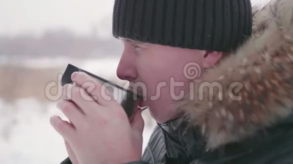 人们在冬天在公园户外喝热茶健康的生活方式户外散步视频的预览图