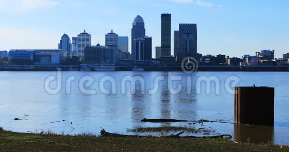 俄亥俄州4K河对面的路易斯维尔景观视频的预览图