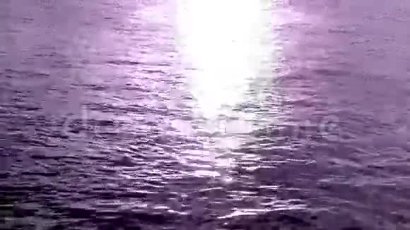 深蓝色日落在河边视频的预览图