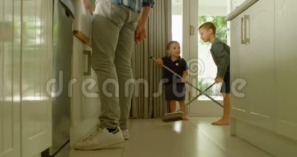 父亲和兄弟姐妹打扫厨房4K视频的预览图