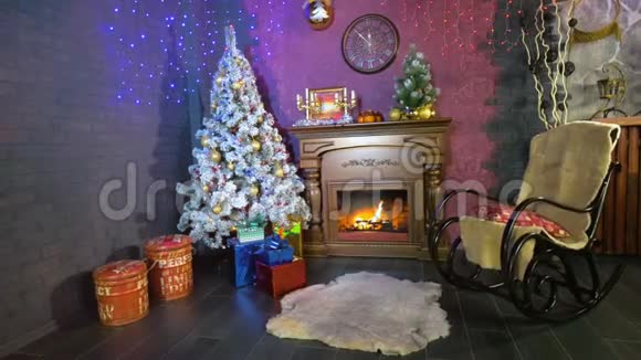 圣诞节背景一间温馨的圣诞装饰客房配有复杂的壁炉视频的预览图