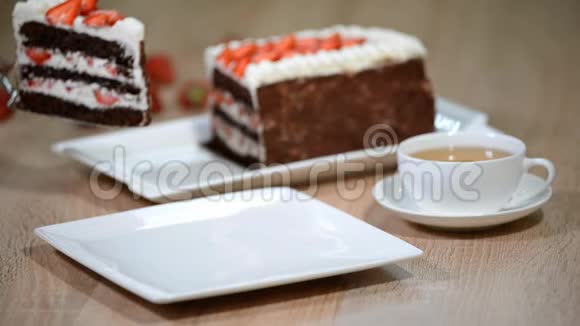 把一块带草莓的巧克力蛋糕放在盘子里视频的预览图