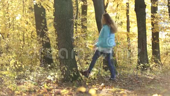 躲在树后面的女孩视频的预览图