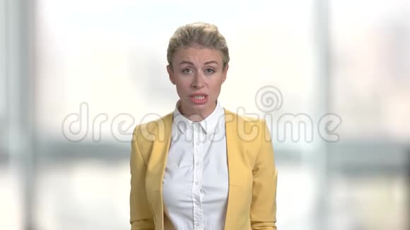 年轻的商务女性在模糊的背景下恼怒视频的预览图