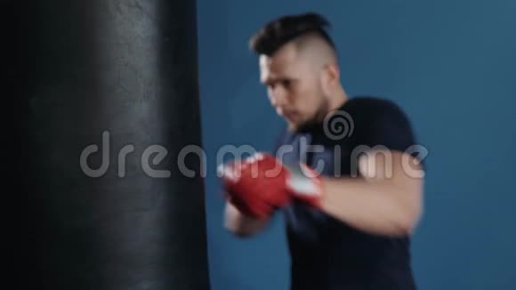 肌肉发达英俊的拳手在练习回合中用拳击袋跆拳道大力向前踢闭合视频的预览图