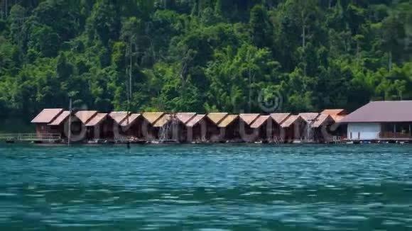 一个旅游基地湖上山间有小房子视频的预览图