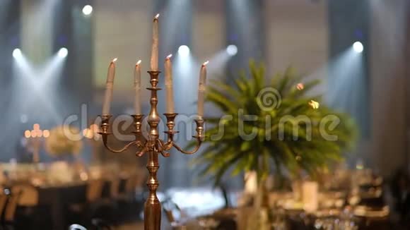 派对用烛台上的蜡烛高清视频视频的预览图