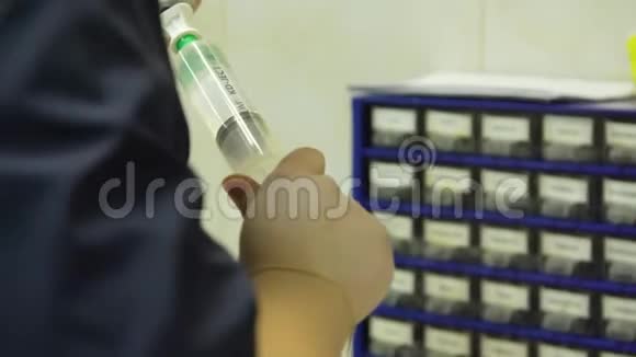 医生用注射器拿起一种药视频的预览图