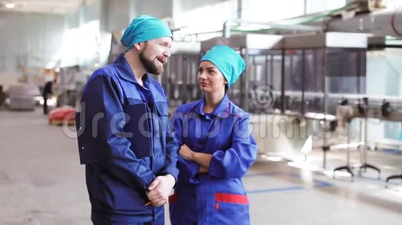 两名工人在工厂交谈视频的预览图