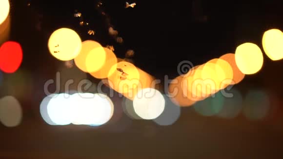 移动抽象模糊的夜晚城市的灯光视频的预览图