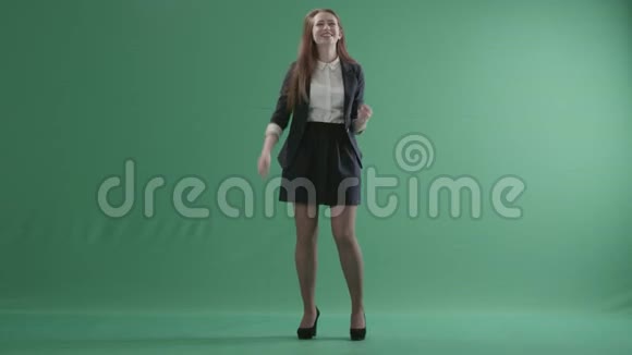 长头发跳舞的漂亮女孩视频的预览图