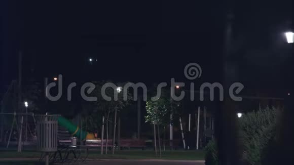 两个孩子晚上在公园里骑自行车视频的预览图