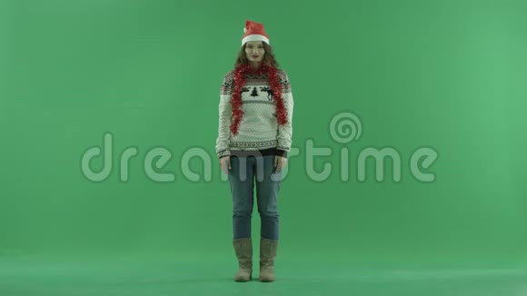 戴圣诞帽的年轻女士在背景上送空气吻视频的预览图