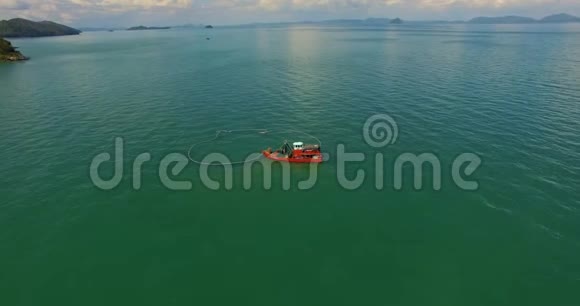 空中在海上绕着渔船飞行视频的预览图