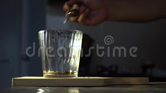 把两茶匙茶倒在玻璃杯里视频的预览图