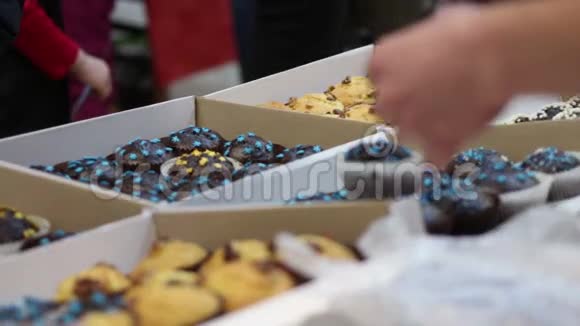 在自制食品交易会上出售美味蛋糕的面包店小贩视频的预览图