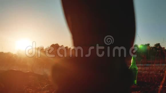 两名游客正坐在篝火晚会上在大自然中露营剪影阳光日落两个人视频的预览图