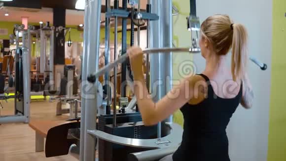 健身工作室里的女孩每天训练完美的身体视频的预览图
