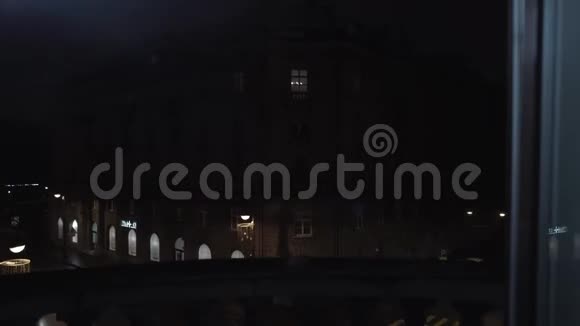 夜城街阳台杜莉到房间作者在电脑上写场景视频的预览图