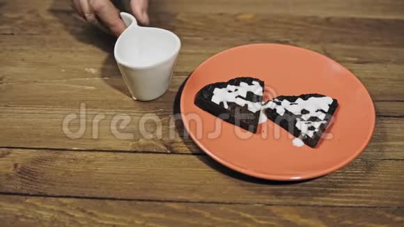 有人提供早餐浇白酱心华夫饼视频的预览图