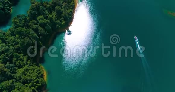 空中船沿着群山之间的湖泊互相航行视频的预览图