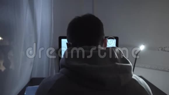 晚上年轻作家在房间里用电脑写剧本视频的预览图