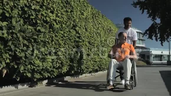 积极的印度教志愿者带着轮椅走视频的预览图