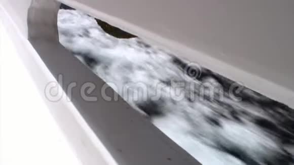 波浪和水面景观从船头豪华白色游艇船在红海视频的预览图