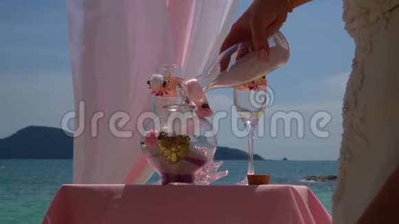 新娘把沙子倒进花瓶里海边的婚礼装饰视频的预览图