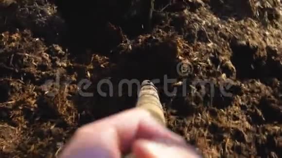 园丁把腐殖质放在手推车里视频的预览图