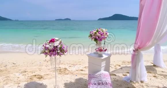空中美丽的婚礼装饰品白色沙滩上有鲜花视频的预览图