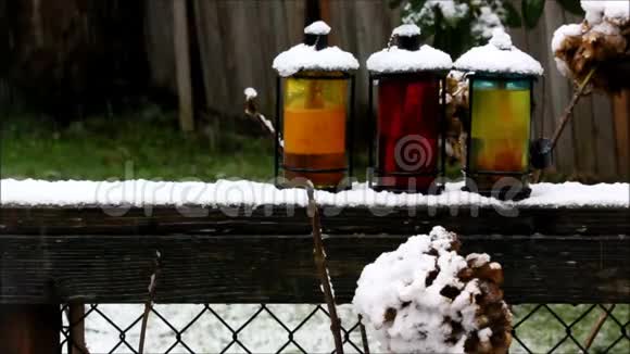 雪落在五颜六色的油灯上视频的预览图