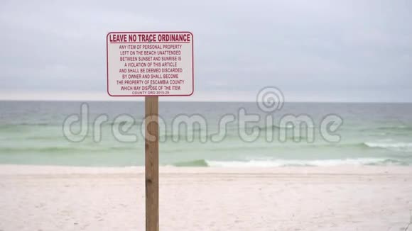 在佛罗里达州彭萨科拉海滩不留痕迹条例标志视频的预览图