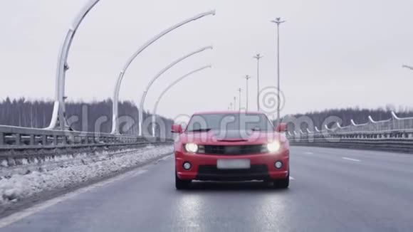 红色跑车朝高速公路摄像头行驶视频的预览图