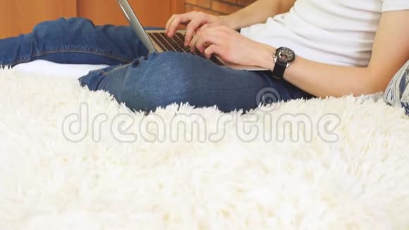 成功的商人使用笔记本电脑在家庭客厅家庭办公室专业男性雇主收到好消息视频的预览图