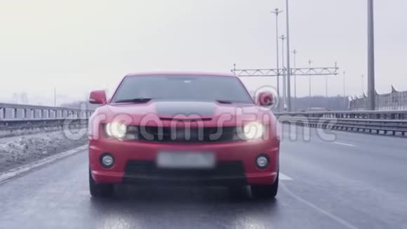 红肌肉汽车向高速公路摄像头行驶视频的预览图